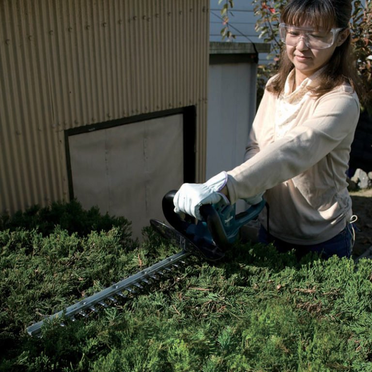 42 cm (16-1/2″) 400 W Hedge Trimmer - Image 2